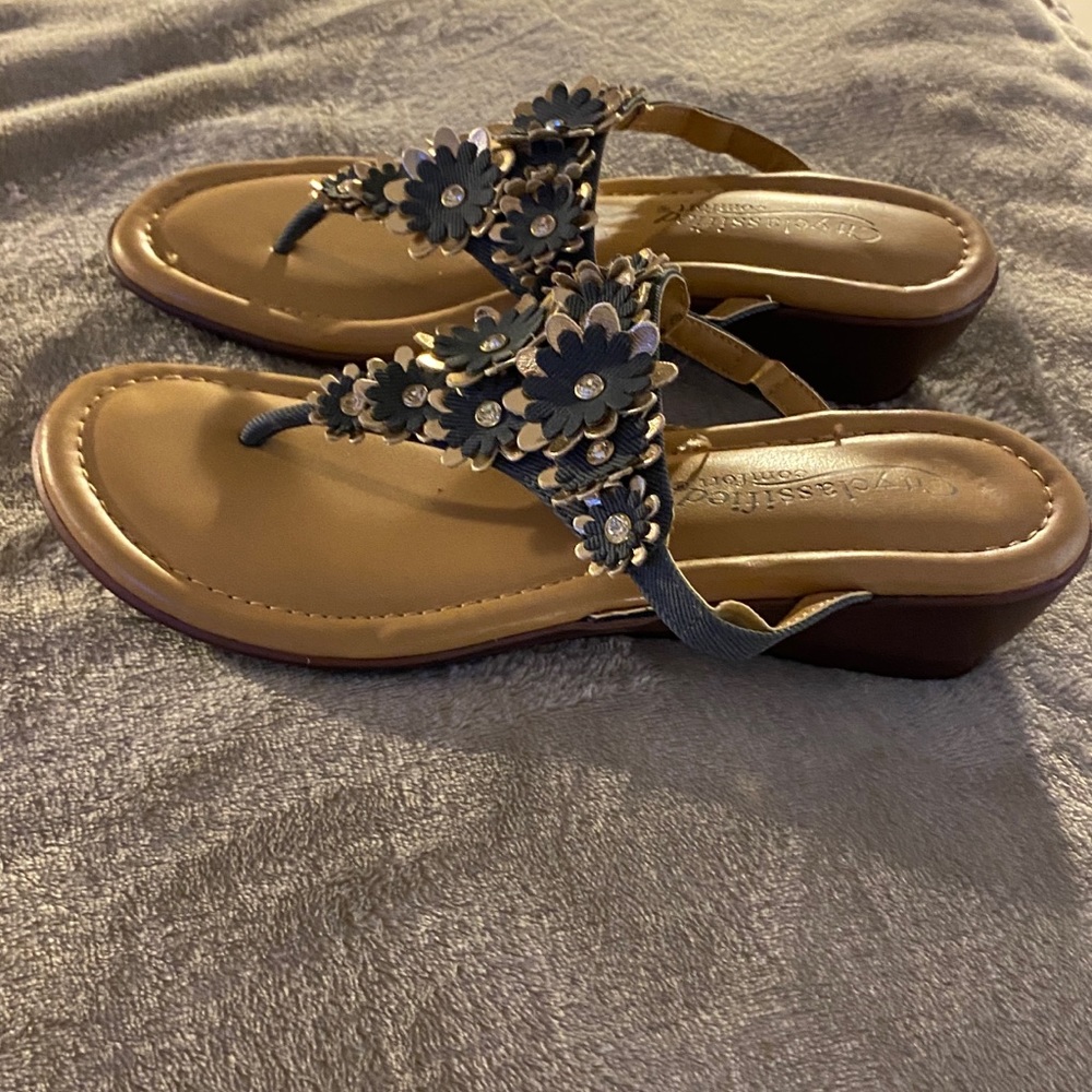 NEW NEVER WORN SZ 7 BLUE DENIM AND GOLD FLOWERED THONG SANDALS WITH RHINESTONES